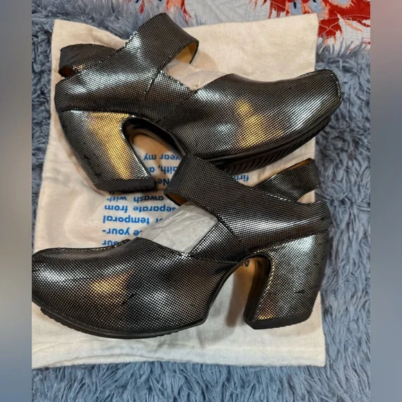 Preowned John Fluevog Prepare Guide Platform Mary Janes in Silver Size 9 - Picture 4 of 16